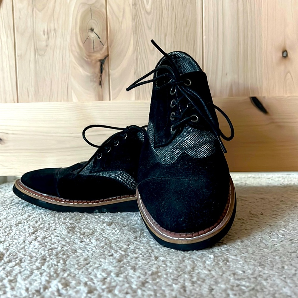 Toms Navi Dress Shoe (size 9)